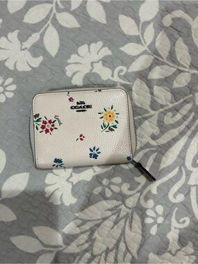 Coach White Floral Zip Around Card Case Wallet Wild Meadow